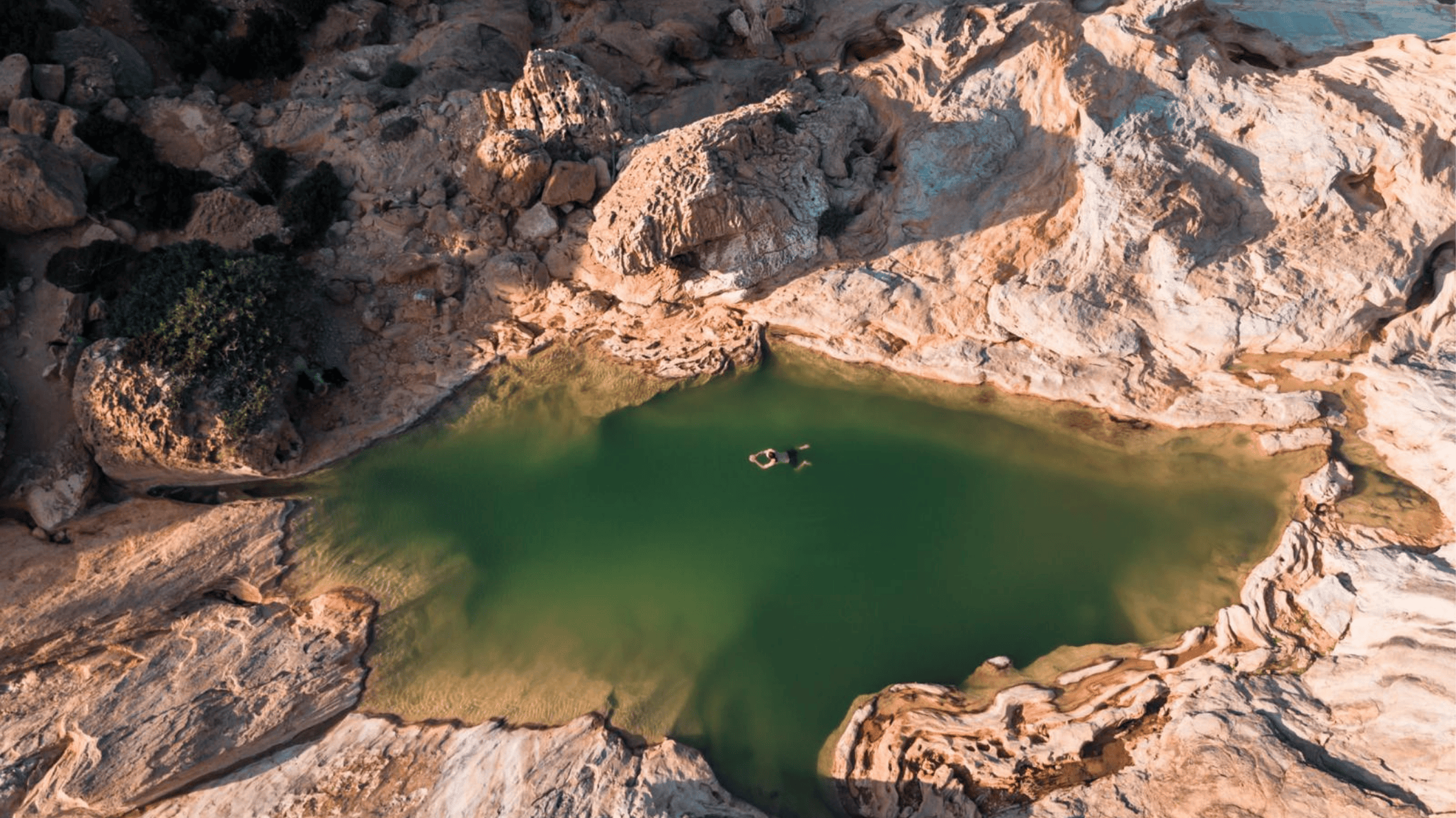 In een natuurlijk gevormd zwembad op het Homhil Plateau dobber je met uitzicht op drakenbloedbomen en de Arabische Zee, diep beneden je. De Killisan Pools, een langgerekte wadi met witte rotswanden en smaragdgroen water, zijn zowaar nóg mooier.