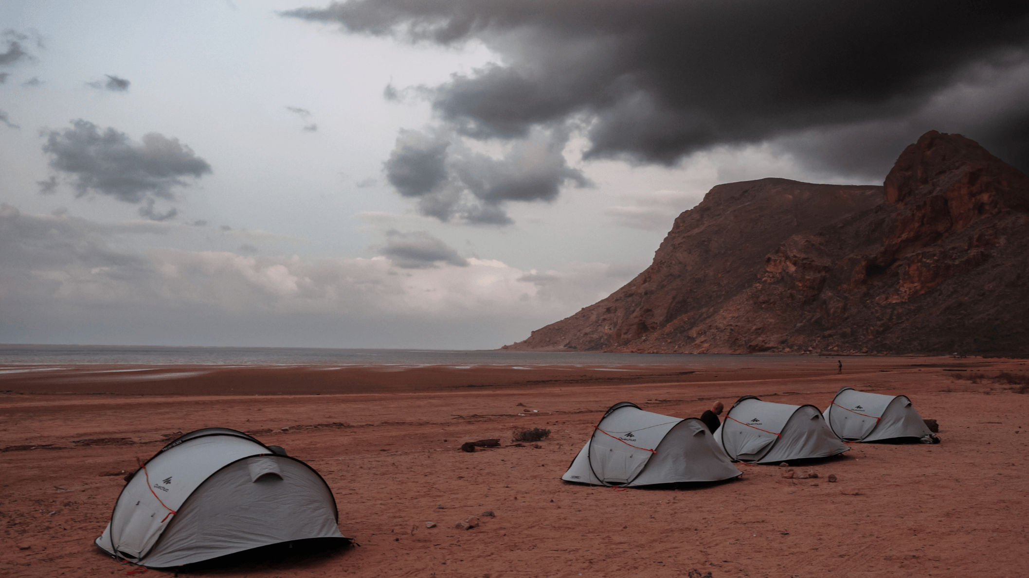 Socotra telt tien ‘campings’ die door lokale gemeenschappen onderhouden worden. Met toilet, vaak een (koude) douche en soms zonnepanelen zodat je je telefoon kunt opladen. Spartaans zijn ze, wat ruimschoots wordt gecompenseerd door de uitmuntende locaties.