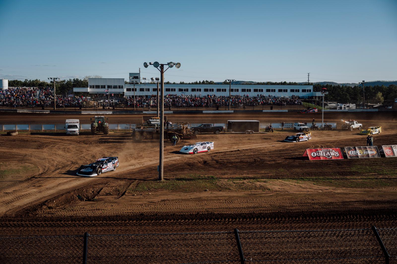 Petrol head of niet, op de Mississippi Thunder Speedway in Minnesota, net over de staatgrens met Wisconsin, is het onmogelijk om níét bevangen te worden door het racevirus. Met tweehonderd kilometer per uur scheuren durfals in stockcars over een ovalen modder track. 