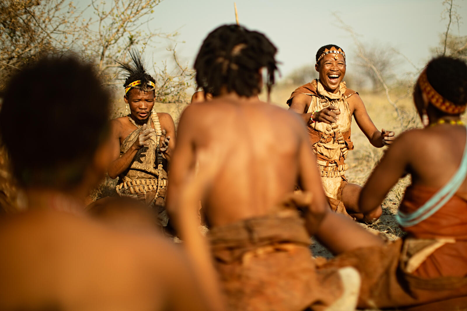 Het !Khwa ttu San Heritage Center bij Yzerfontein, een uur ten noorden van Kaapstad in Zuid-Afrika, kun je beschouwen als ambassade van de inheemse San. Je leert hier over hun van oudsher egalitaire samenleving, waarin belangrijke beslissingen gezamenlijk worden genomen en waar vrouwen net zo veel in de melk te brokkelen hebben als mannen. 