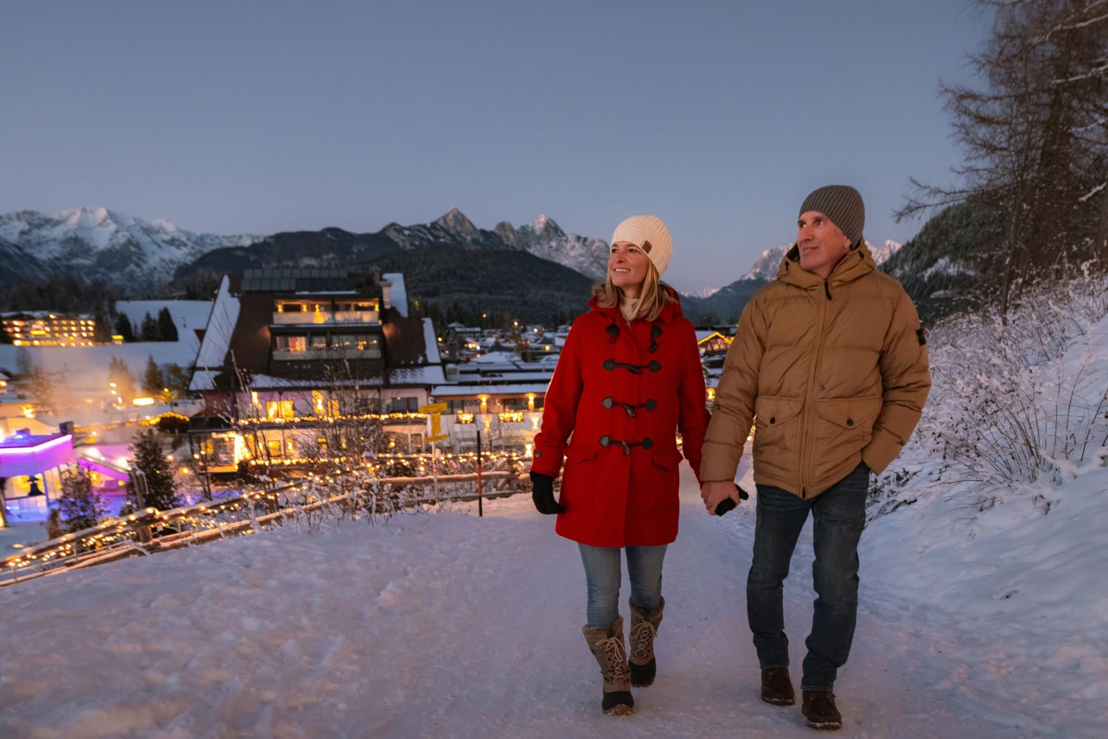 In de donkere dagen voor kerst verandert het besneeuwde landschap rond Seefeld in een stralend winterwonderland. Vanaf de prachtig versierde kerstboom in het centrum van het dorp beklim je de Pfarrhügel voor een vredig uitzicht op de Wildsee, waarna je de ijsbaan en een sleeheuvel passeert. Beide zijn met honderden lampjes verlicht. 