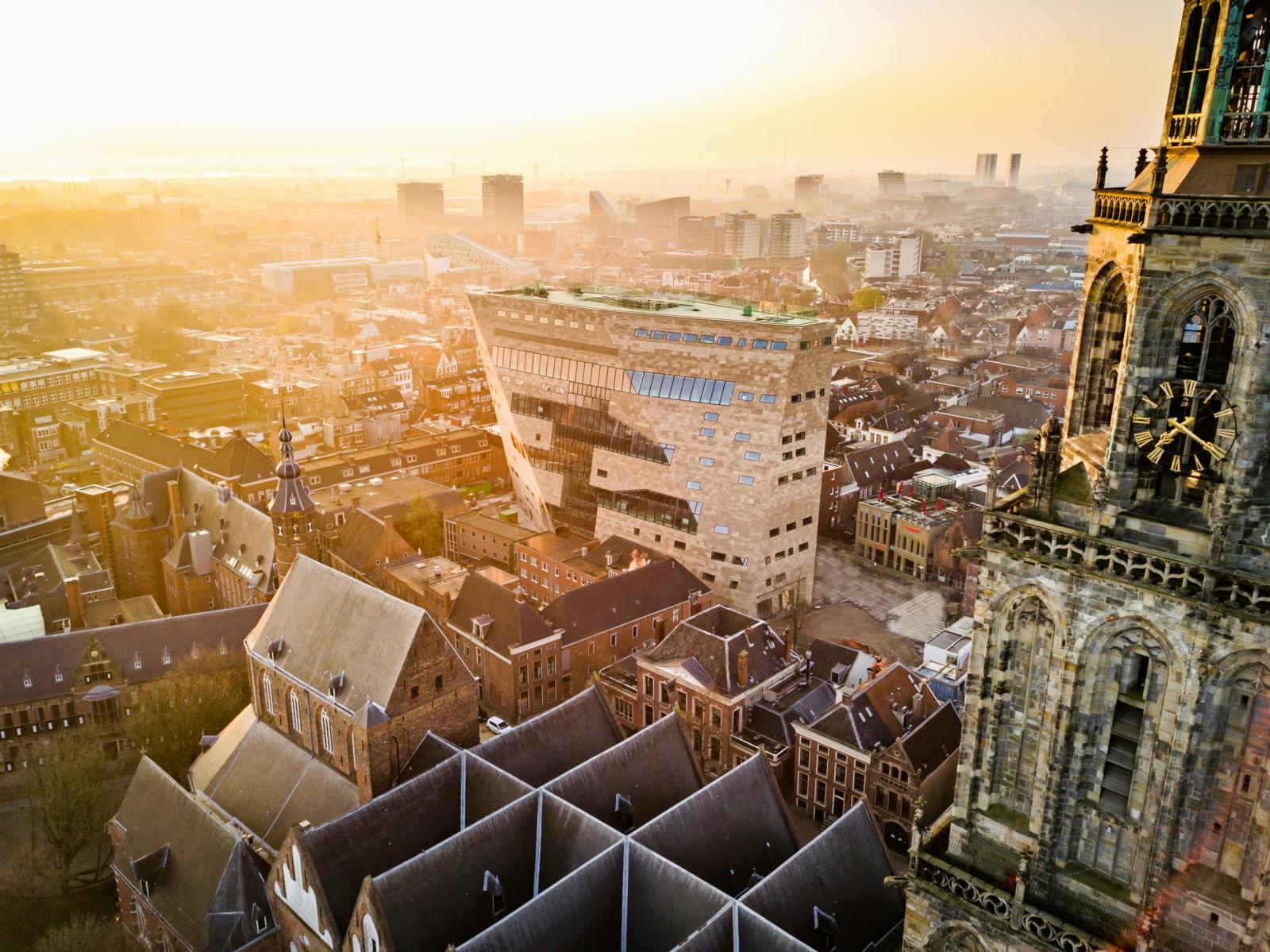 In het Forum, dé cultuurtempel van Groningen, kom je voor spannende exposities, museum Storyworld, vijf filmzalen, het Smartlab en een bibliotheek. Maar óp Forum kom je voor een dakterras op 45 meter boven de stad, met op heldere dagen een uitzicht dat helemaal tot Schiermonnikoog reikt. 