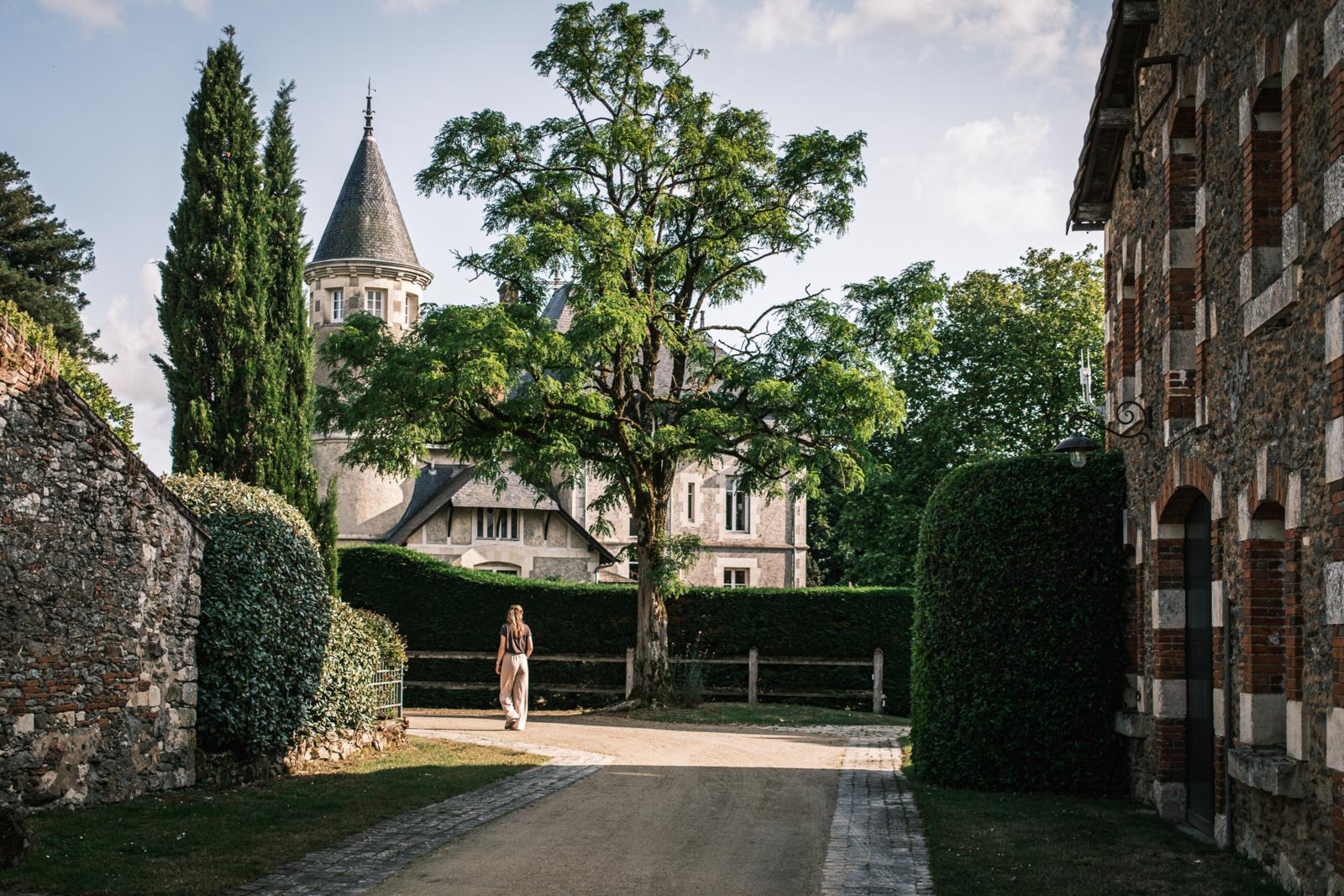 Op het twaalfde-eeuwse Château de la Brédurière in de Franse Vendée logeer je in kasteelkamers of gîtes, omringd door wijngaarden en historische bijgebouwen.
