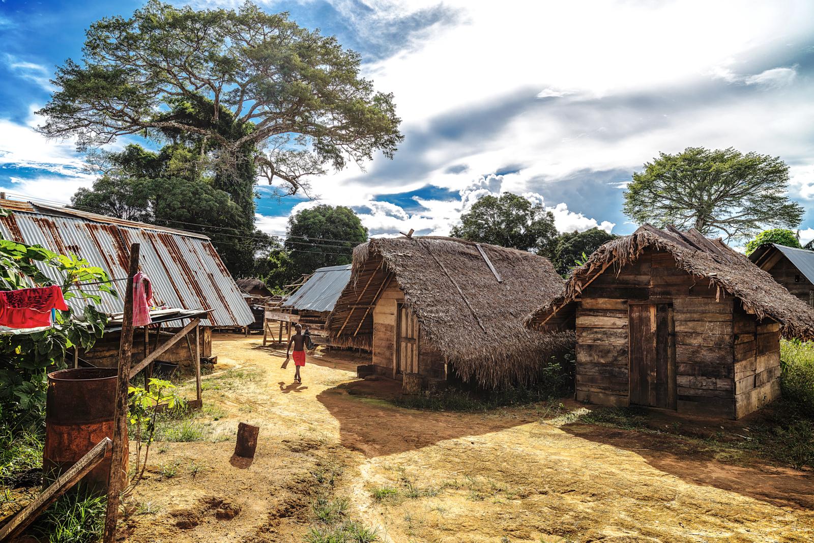 De Marrons zijn afstammelingen van tot slaaf gemaakte Afrikanen die wisten te ontsnappen en zich diep in het regenwoud van Suriname vestigden. 