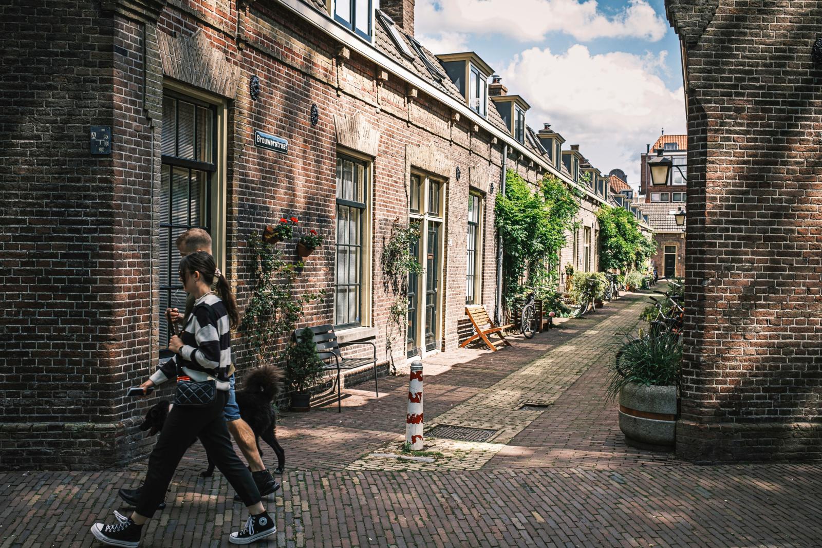 Even genoeg van de drukke winkelstraten in de binnenstad van Utrecht? Zoek dan de verborgen hofjes en stegen op. 