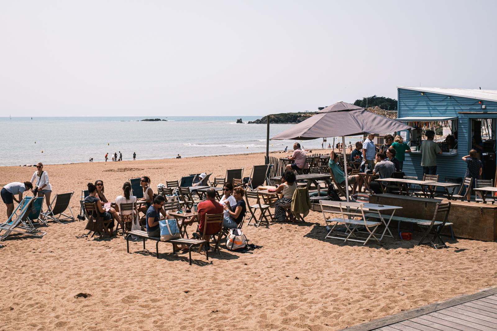 In Les Brisants in Brétignolles-sur-Mer in de Vendée kookt chef Jean-Marc Perochon met wat de markt en de zee hem brengen. Gerechten als kreeft met rabarber en bramen worden geserveerd met uitzicht op de Atlantische golven.
