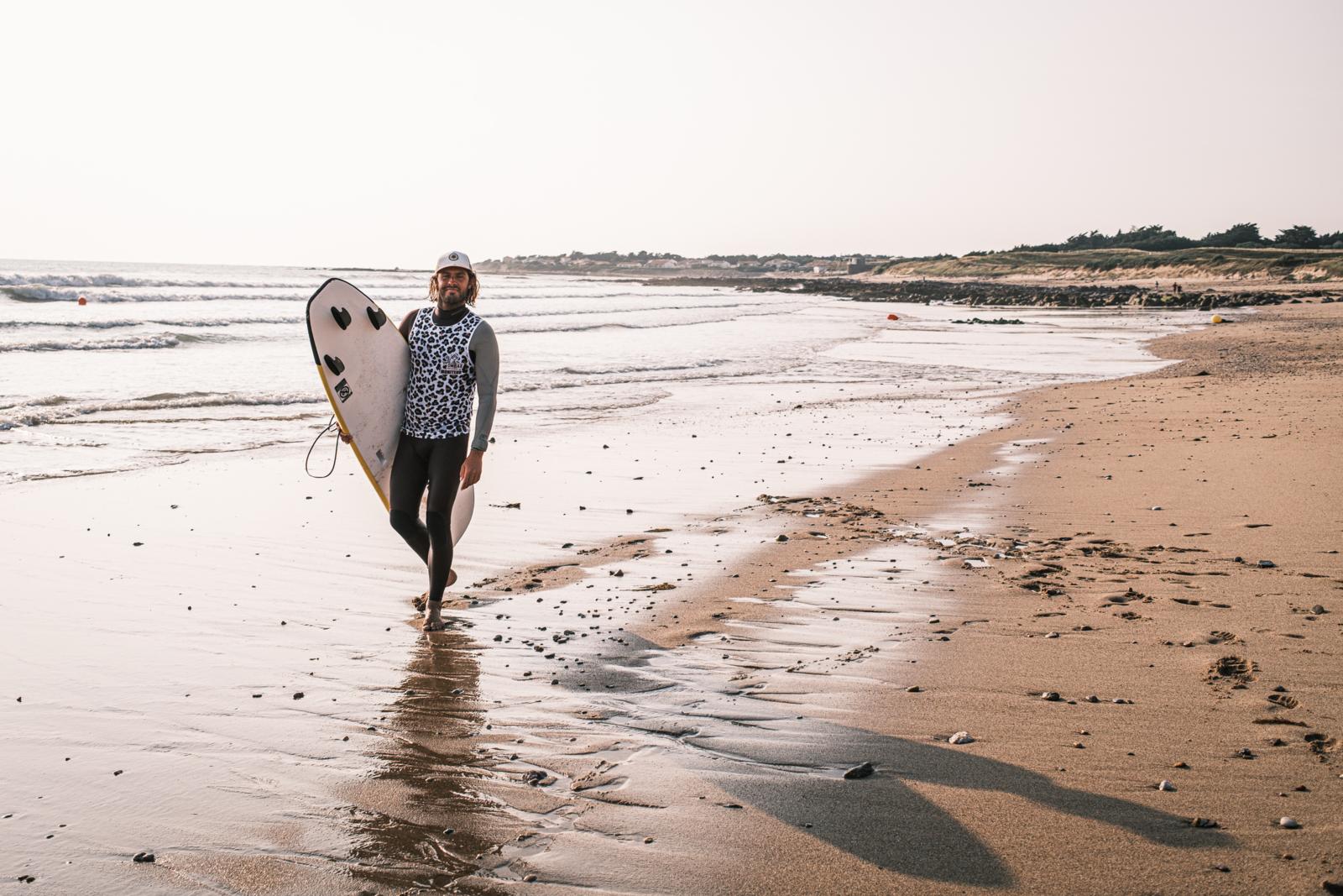 De stranden van Brem-sur-Mer in de Vendée bieden ideale golven voor beginnende surfers en windsurfers. Bij Ombak huur je materiaal of volg je lessen, ook bij zonsondergang.