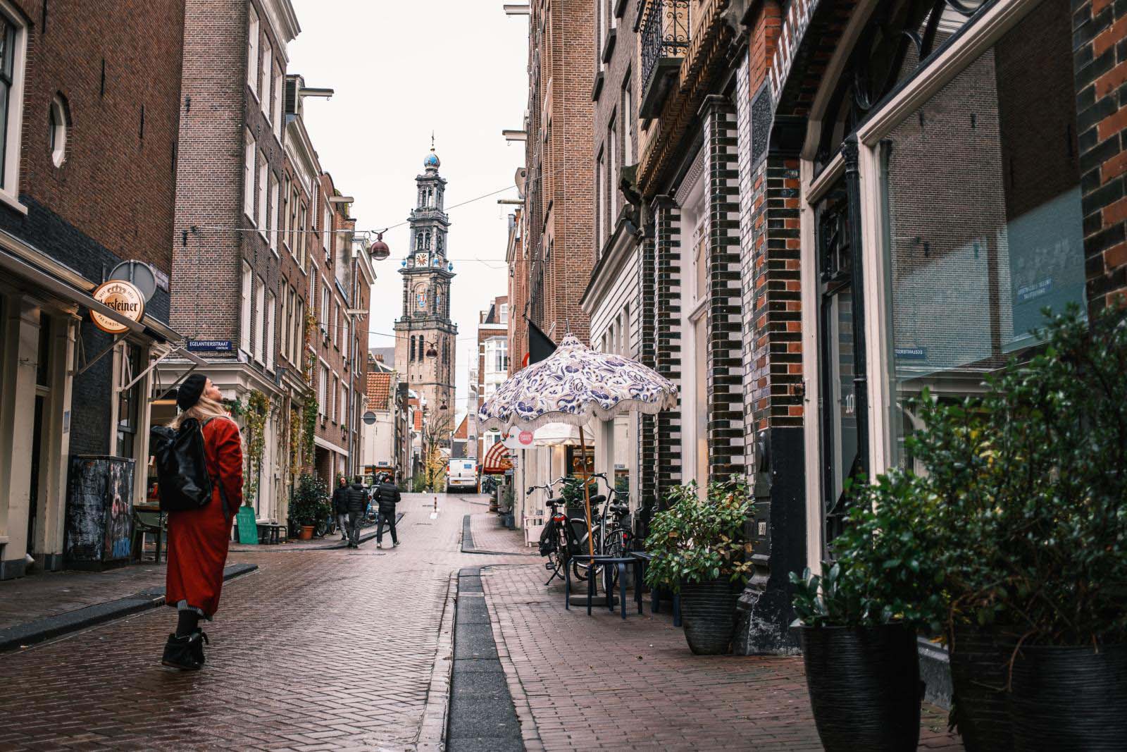 Aan de rand van de Amsterdamse Jordaan torent de Westerkerk trots uit boven de buurt. Gebouwd tussen 1620 en 1631 in renaissance-stijl, is dit de grootste protestantse kerk van Nederland, met een indrukwekkende, 87 meter hoge toren. 