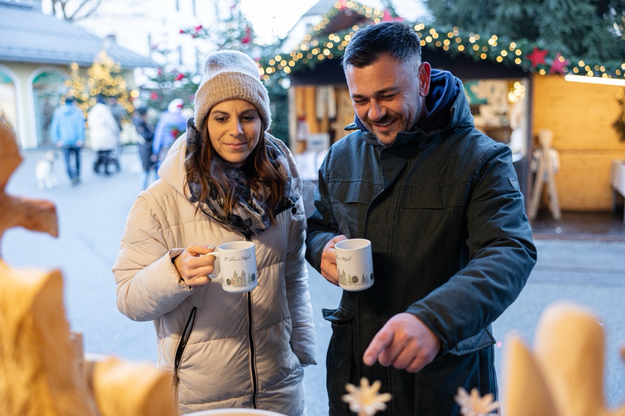 Ben jij op zoek naar een origineel kerstcadeau? Op de sfeervolle kerstmarkt van St. Johann in Tirol vind je ambachtelijk en liefdevol handwerk, lokale lekkernijen en tal van andere kerstartikelen, allemaal echte kwaliteit uit de regio.