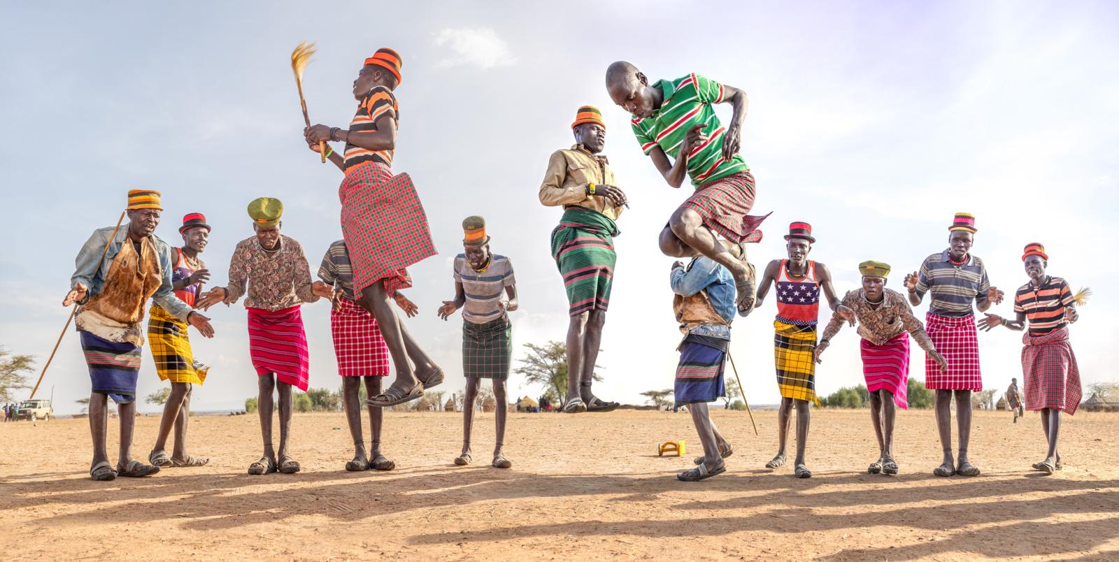 De Karamojong leven in het droge noordoosten van Oeganda en delen culturele trekken met de Turkana en Toposa. Hun samenleving is deels nomadisch en draait om vee: herders beschouwen hun vee als bron van rijkdom en identiteit.