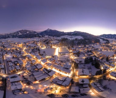 Winteravond in Altenmarkt-Zauchensee met sneeuw en fonkelende lichtjes in SalzburgerLand, Oostenrijk