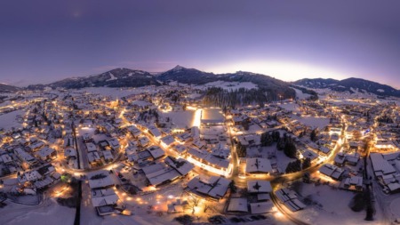Winteravond in Altenmarkt-Zauchensee met sneeuw en fonkelende lichtjes in SalzburgerLand, Oostenrijk