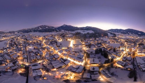 Winteravond in Altenmarkt-Zauchensee met sneeuw en fonkelende lichtjes in SalzburgerLand, Oostenrijk