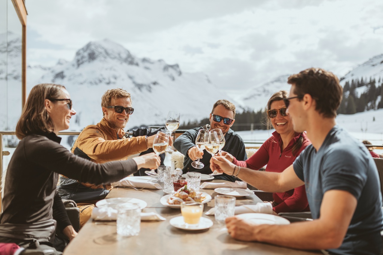 Met de skimogelijkheden in de Arlberg zou je eindeloos buiten willen blijven. Toch kunnen we binnen verpozen ook warm aanbevelen, zeker als je kiest voor een skihut zoals WOLF. Met zijn prachtige bergpanorama is de hut de perfecte plaats om even uit te rusten, of je nu geniet terwijl de poedersneeuw in het zonlicht glinstert of vlucht voor een sneeuwstorm. 