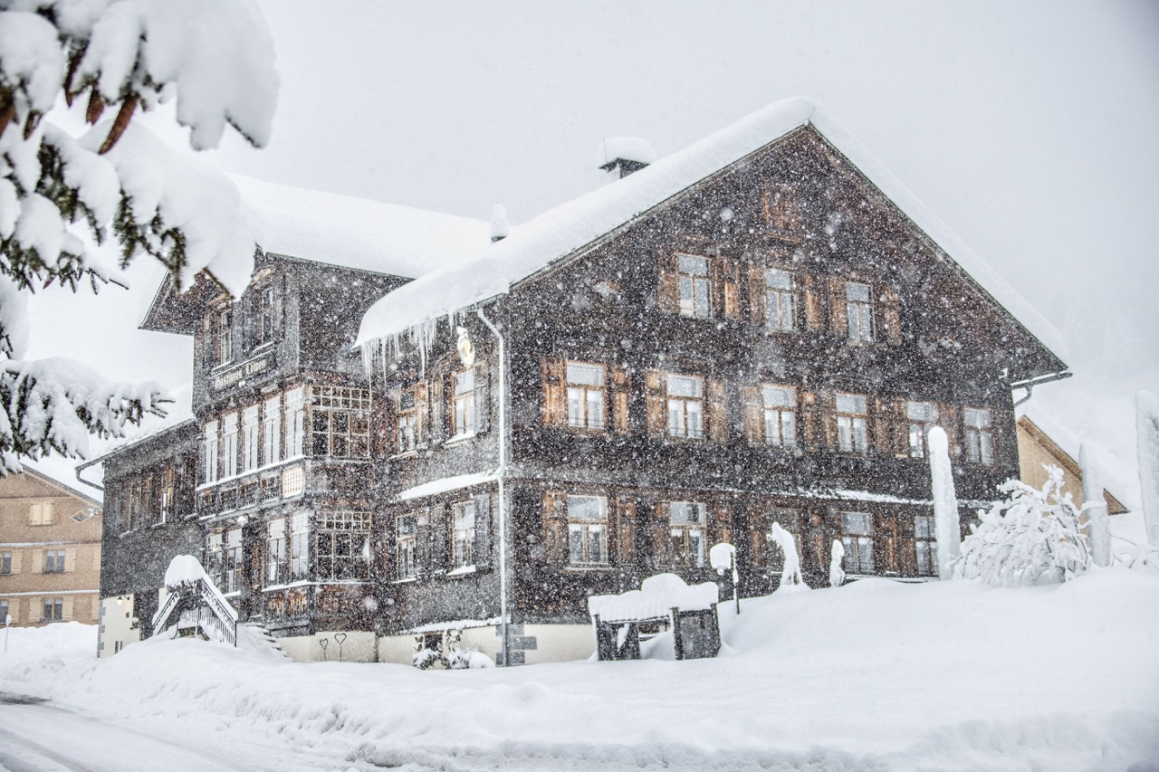 Hoe koud het buiten ook is, in de rustieke gastenlounge van Bergbrennerei Löwen, gebouwd als herberg tussen 1896 en 1900, warm je gegarandeerd weer op. 