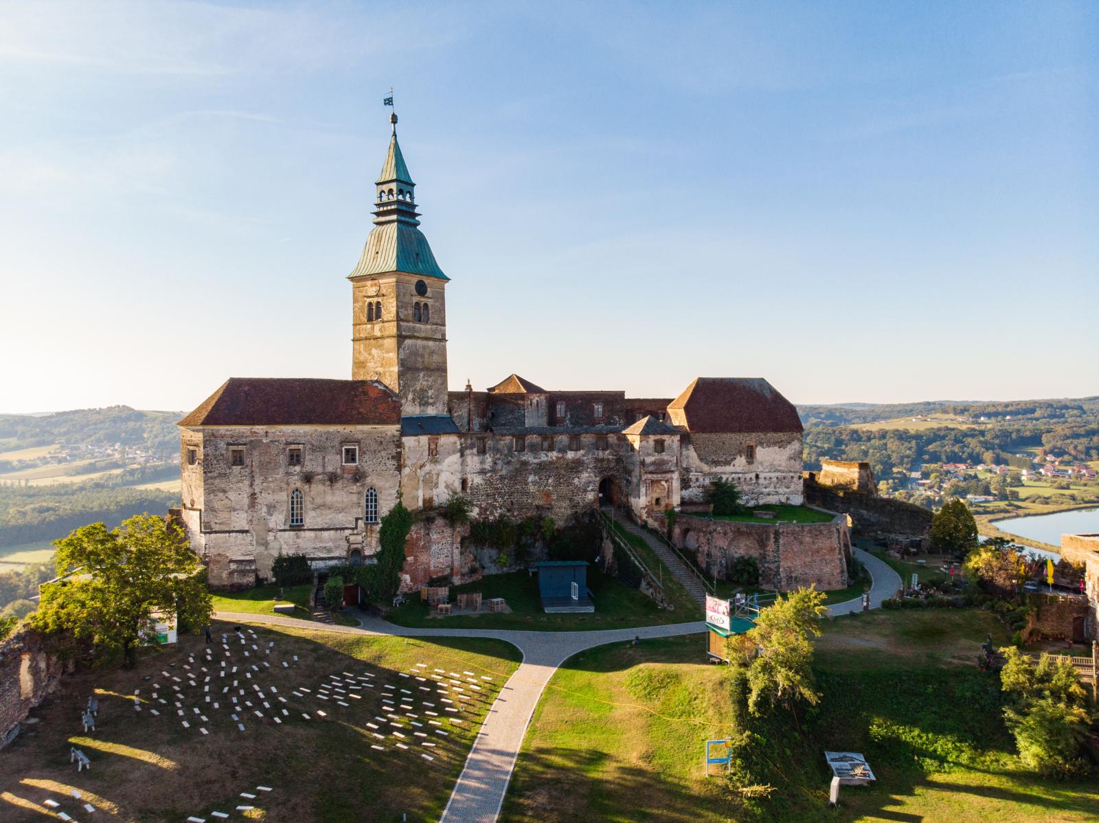 In de twaalfde-eeuwse Burg Güssing, het oudste bewaard gebleven kasteel van de Oostenrijkse deelstaat Burgenland, torent hoog boven het landschap uit. Door zijn ligging op een uitgedoofde vulkaanrots is een panoramisch uitzicht gegarandeerd. 