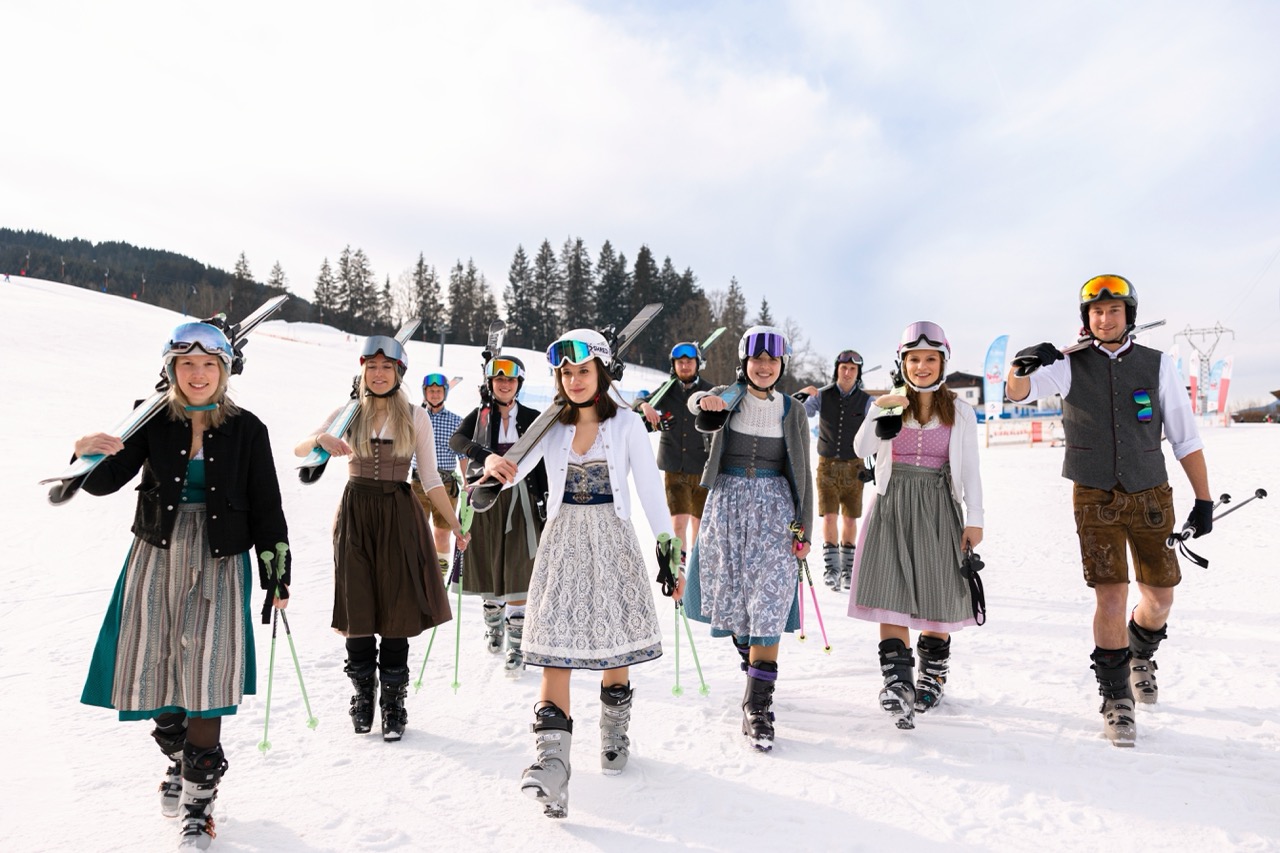 Haal je ouwe kloffie van zolder of leen het outfit van je ouders voor de Retro Skidag op 28 februari 2026. Retro Skiclub St. Johann laat dan gouden tijden herleven op de pistes van St. Johann in Tirol. Felroze, neongeel en turquoise skipakken zijn - in elk geval voor één dag - weer helemaal in en bonuspunten krijg je voor retro ski’s en andere spraakmakende attributen uit de oude doos.