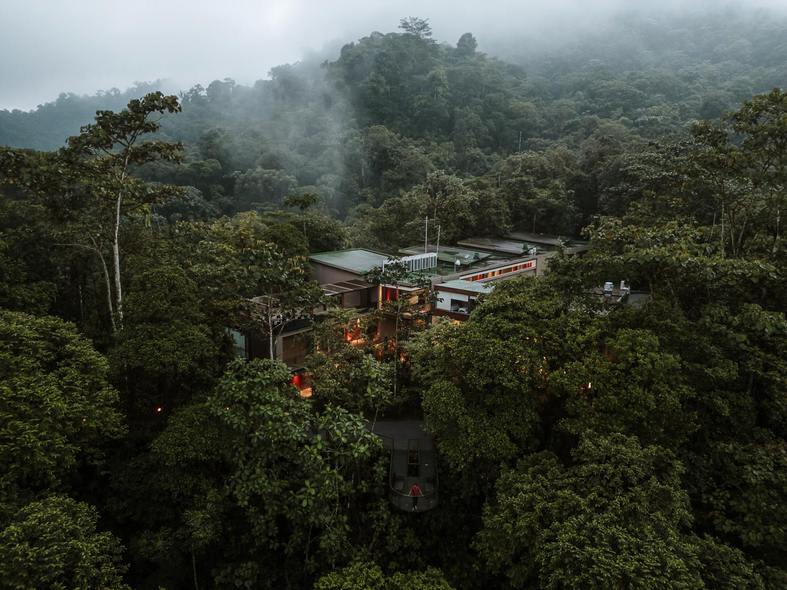 Mashpi Lodge verscholen tussen het nevelwoud van Ecuador, gezien vanuit de lucht.