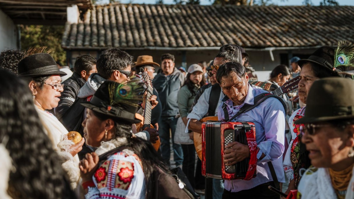 Indígena-vrouwen in klederdracht dansen en zingen tijdens het San Juan-festival in Zuleta, Ecuador.