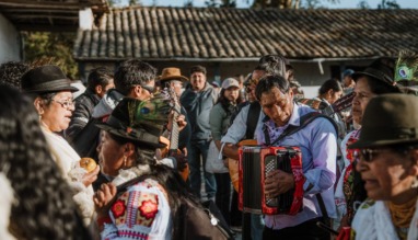 Indígena-vrouwen in klederdracht dansen en zingen tijdens het San Juan-festival in Zuleta, Ecuador.