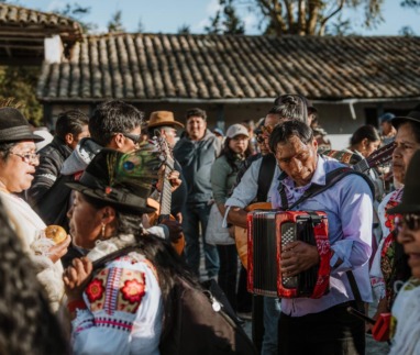 Indígena-vrouwen in klederdracht dansen en zingen tijdens het San Juan-festival in Zuleta, Ecuador.