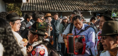 Indígena-vrouwen in klederdracht dansen en zingen tijdens het San Juan-festival in Zuleta, Ecuador.