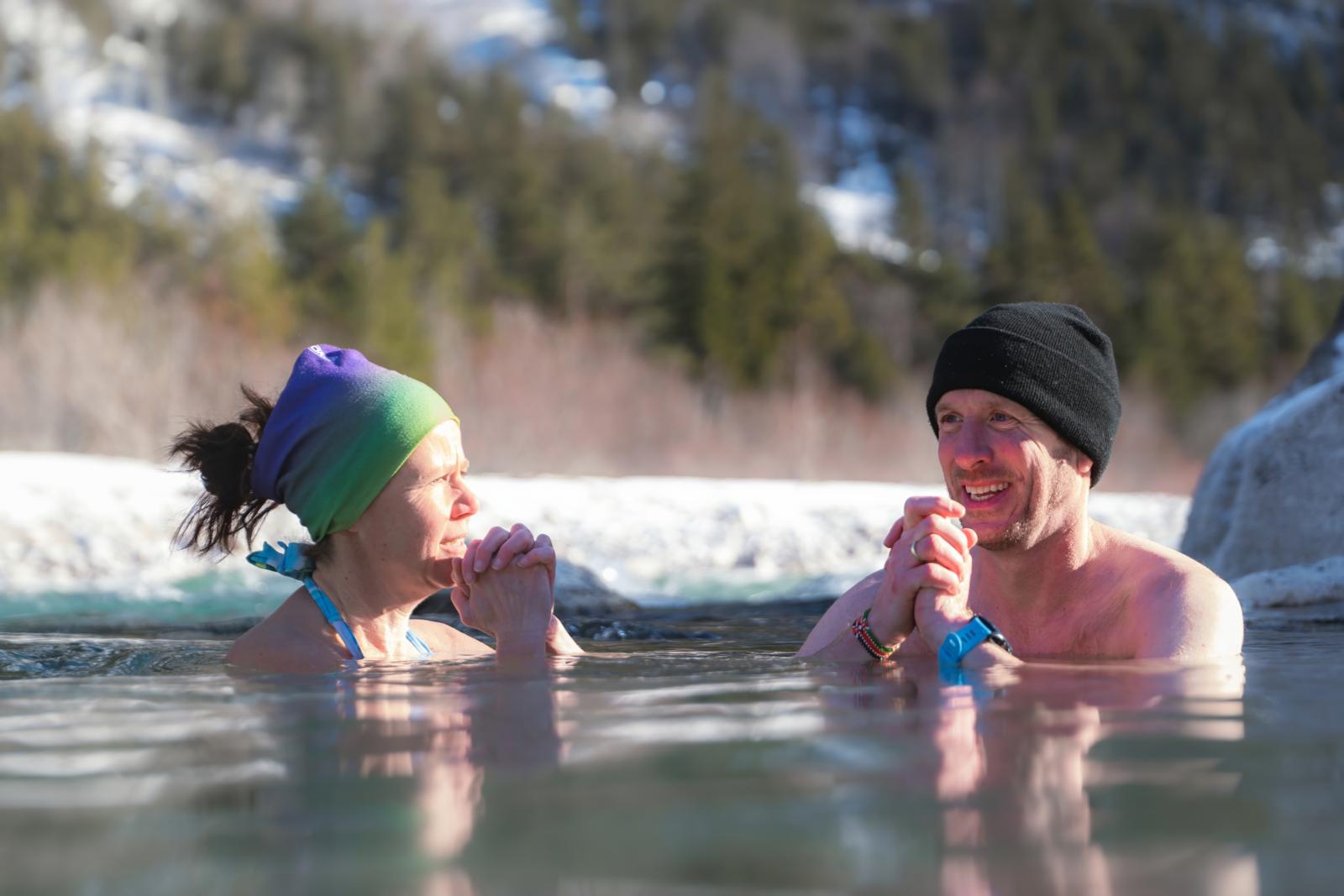 Aan de Isar bij Scharnitz moet je wat harder werken voor dat warme gevoel van binnen. Hier daagt Sylvie Schumann je uit om te gaan ijsbaden in de rivier. Baden in koud water is een intense ervaring die een positief effect op lichaam en geest heeft. 