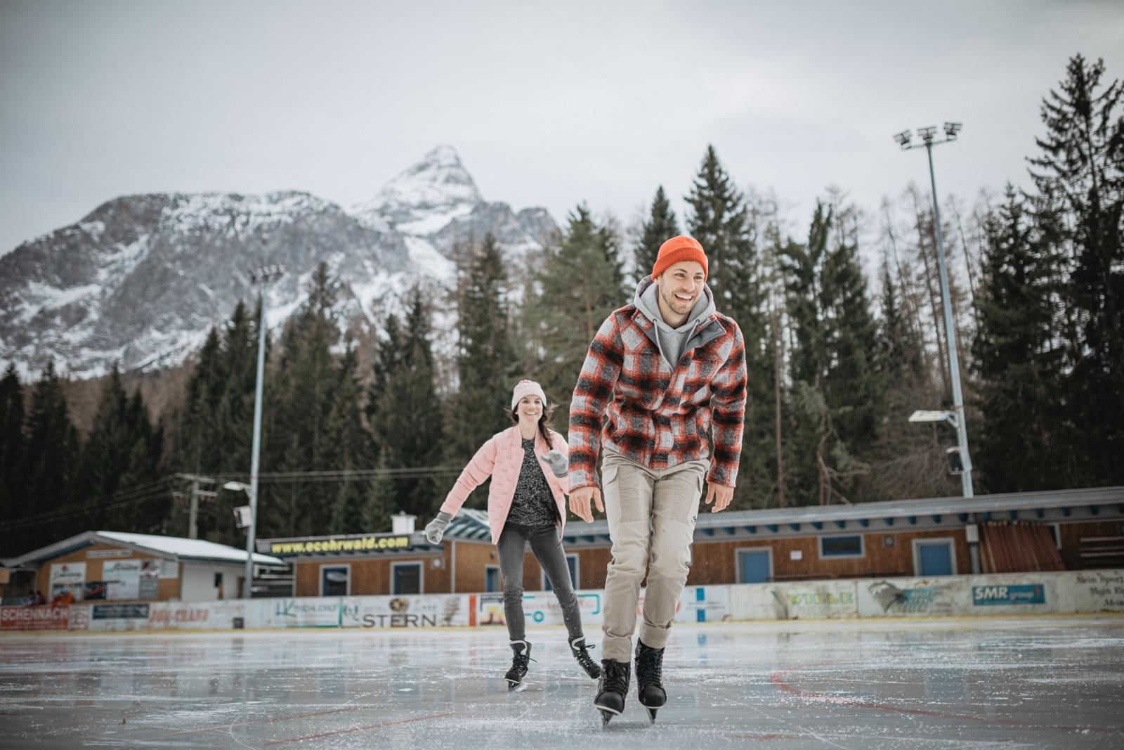 Tijdens koude winters is er in Nederland niets zo populair als schaatsen. Toch sneeuwt deze activiteit op de wintersportvakantie vaak een beetje onder. Met deze tips kom je ook in de Tiroler Zugspitz Arena goed beslagen ten ijs, want schaatsen en ijsstokschieten – curling met een alpentwist – kennen in Tirol een lange traditie. 