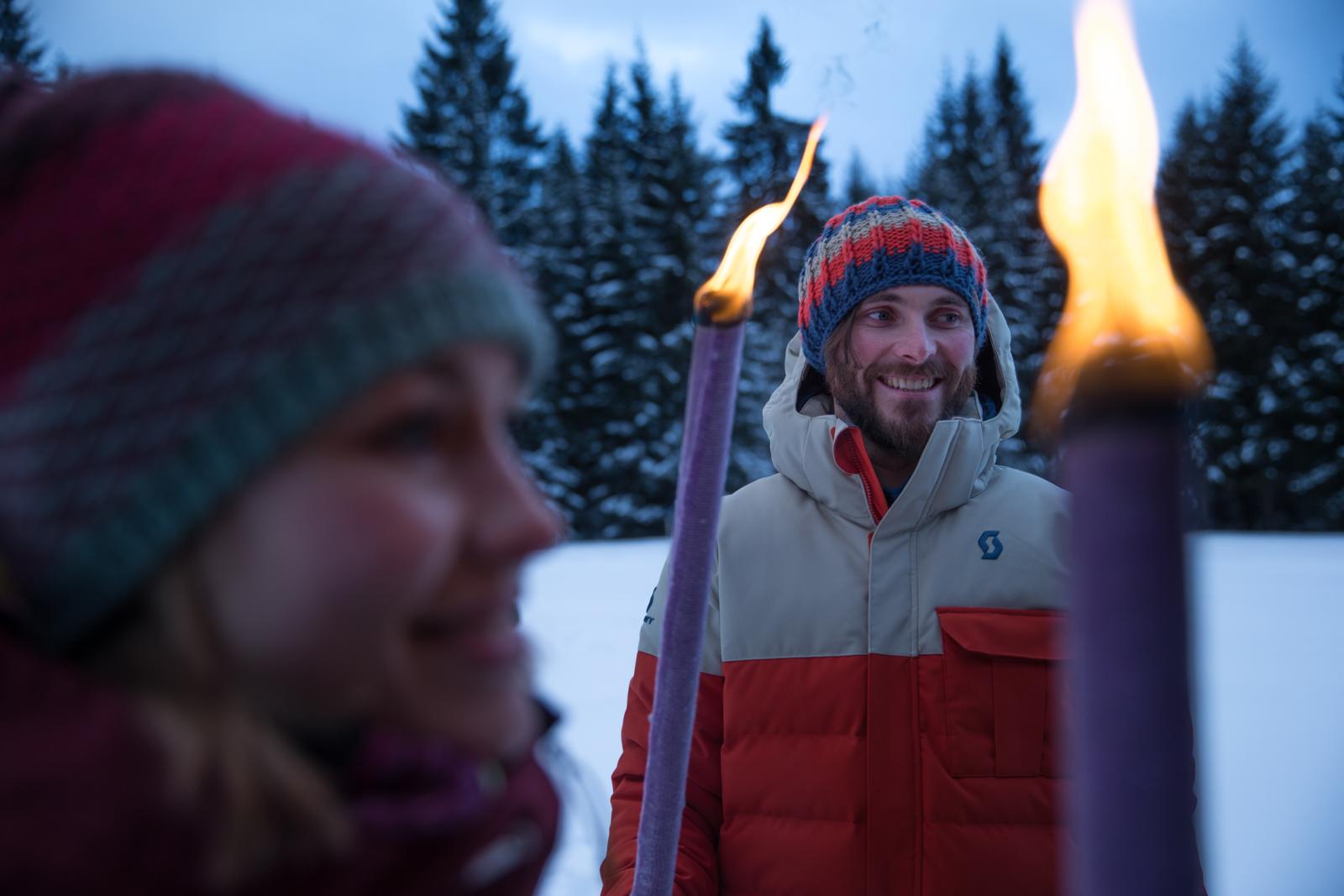 Kort voor zonsondergang kom je met de andere deelnemers van de fakkelwandeltocht bij elkaar en worden de fakkels ontstoken. De laatste zonnestralen hullen de rotswanden van de Zugspitze in een warm avondrood. 