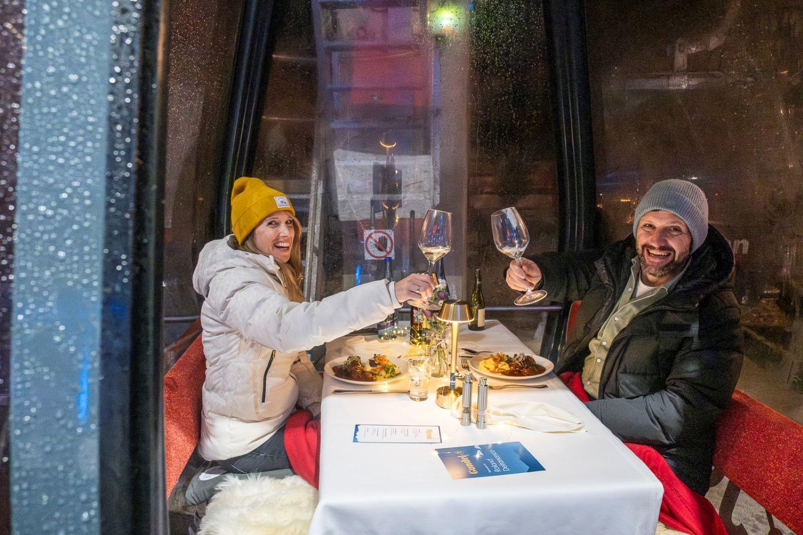 In Oostenrijk is er geen gebrek aan topchefs, sterrenrestaurants en wijnkelders, maar voor een culinair hoogtepunt op ongeëvenaard niveau moet je toch echt naar St. Johann in Tirol. Hier wordt de gastronomische belevenis op donderdag 22 januari en donderdag 5 maart 2026 naar nieuwe hoogten getild tijdens een gondeldiner in de Eichenhofliften. 