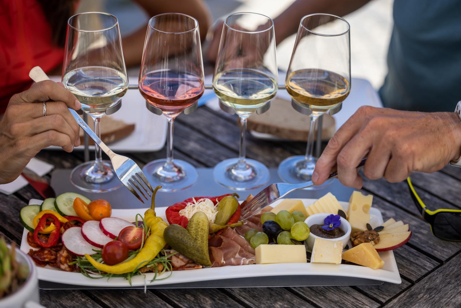 Wie overnacht in een van de deelnemende accommodaties, krijgt gratis de Burgenland Card. Daarmee krijg je toegang tot meer dan driehonderd extra’s, van gratis musea en rondleidingen tot kortingen op wellness, gastronomie en attracties. 