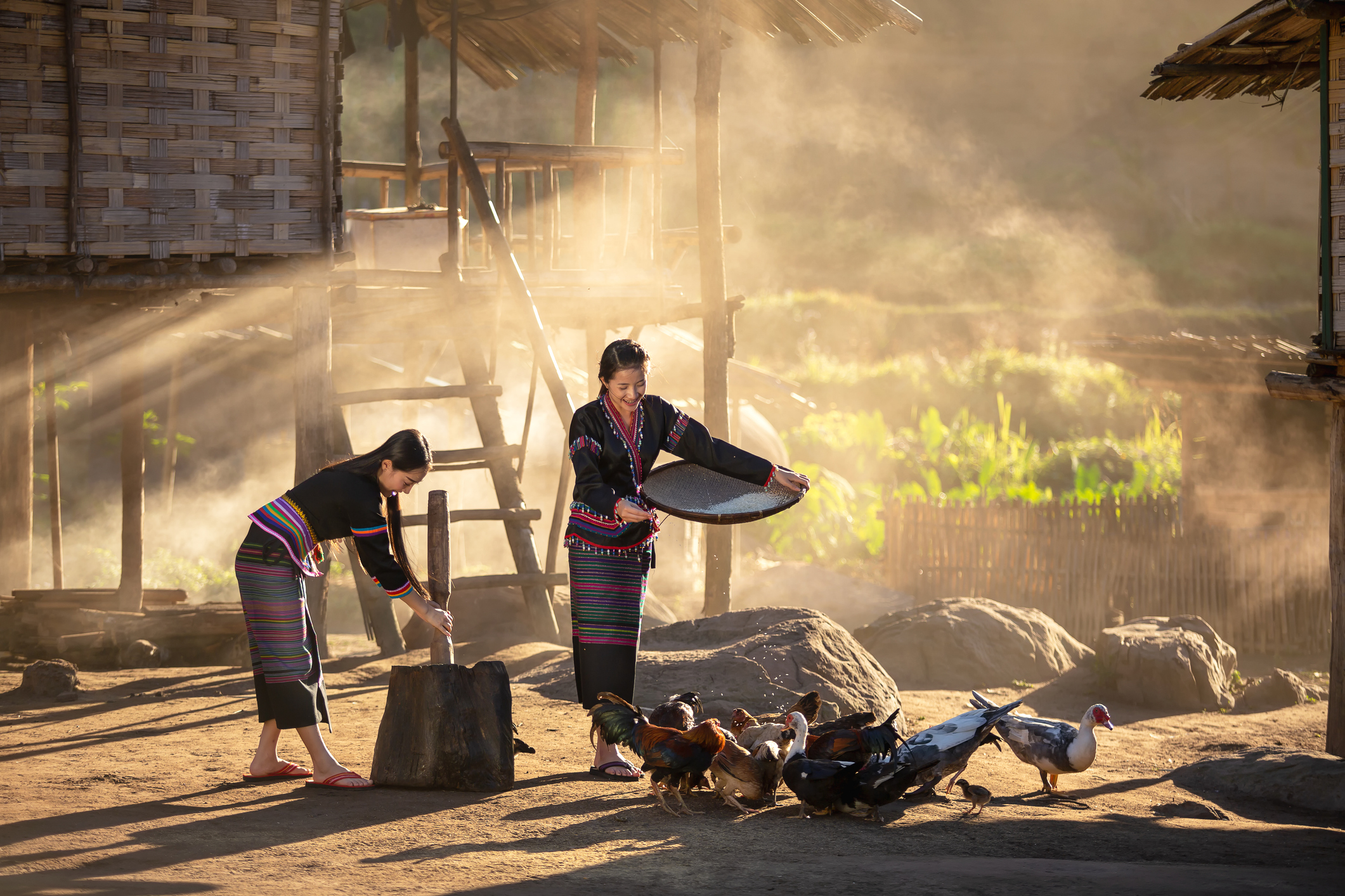 De Hmong zijn een van de bekendste bergvolkeren in Zuidoost-Azië en leven onder meer in het noorden van Vietnam (rond Sapa), Laos en Thailand. Ze zijn herkenbaar aan hun felgekleurde kleding en traditionele zilveren sieraden.