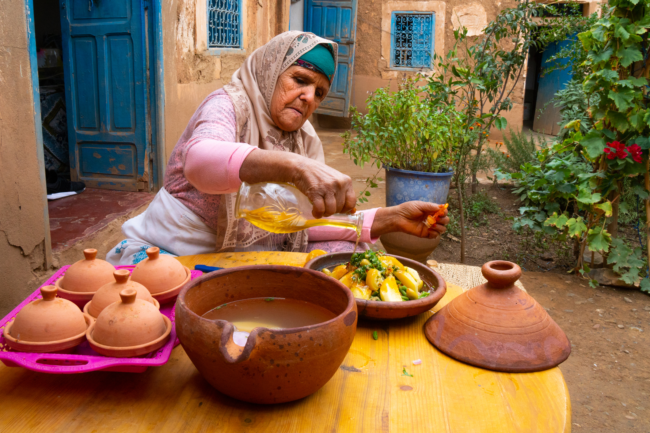 De Amazigh zijn de oorspronkelijke bewoners van Noord-Afrika en leven verspreid van Marokko tot Libië, met diepe wortels in het Atlasgebergte. Hier en in de Sahara-oases leven nog veel gemeenschappen volgens oude tradities, met een eigen taal, tapijtweefkunst en seizoensrituelen.