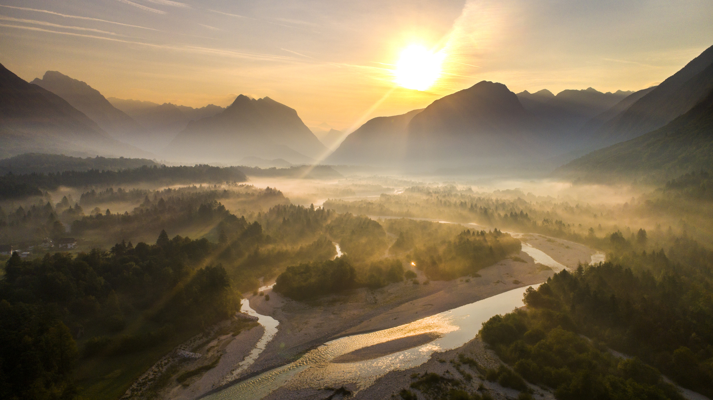 In de zomer populair bij rafters en wildkampeerders, maar in het najaar keert de rust terug in de Sloveense Soča-vallei. De loofbossen rondom het smaragdgroene water rond Kobarid en Tolmin kleuren goud en rood en de herfstmist hangt fotogeniek tussen de bergen van de Julische Alpen. Perfect voor wandelaars en fotografen die Slovenië in zijn meest verstilde vorm willen ervaren.