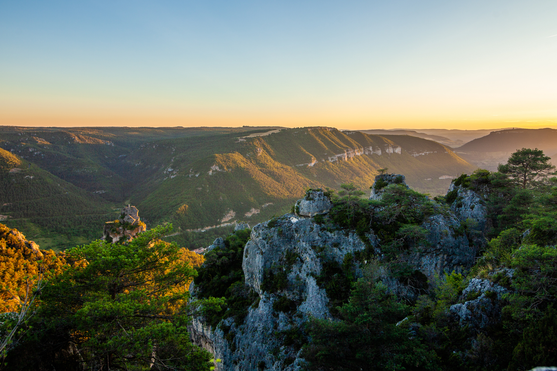 Ten zuiden van de Ardèche in Frankrijk ligt de weinig bezochte regio de Cevennen, een bergachtig gebied waar kastanjebossen, geitenpaden en diepe valleien het decor vormen. In het departement Lozère snijdt de Gorges de la Jonte zich als een canyon tussen steile rotswanden vol herfstbladeren en overwinterende vale gieren. 