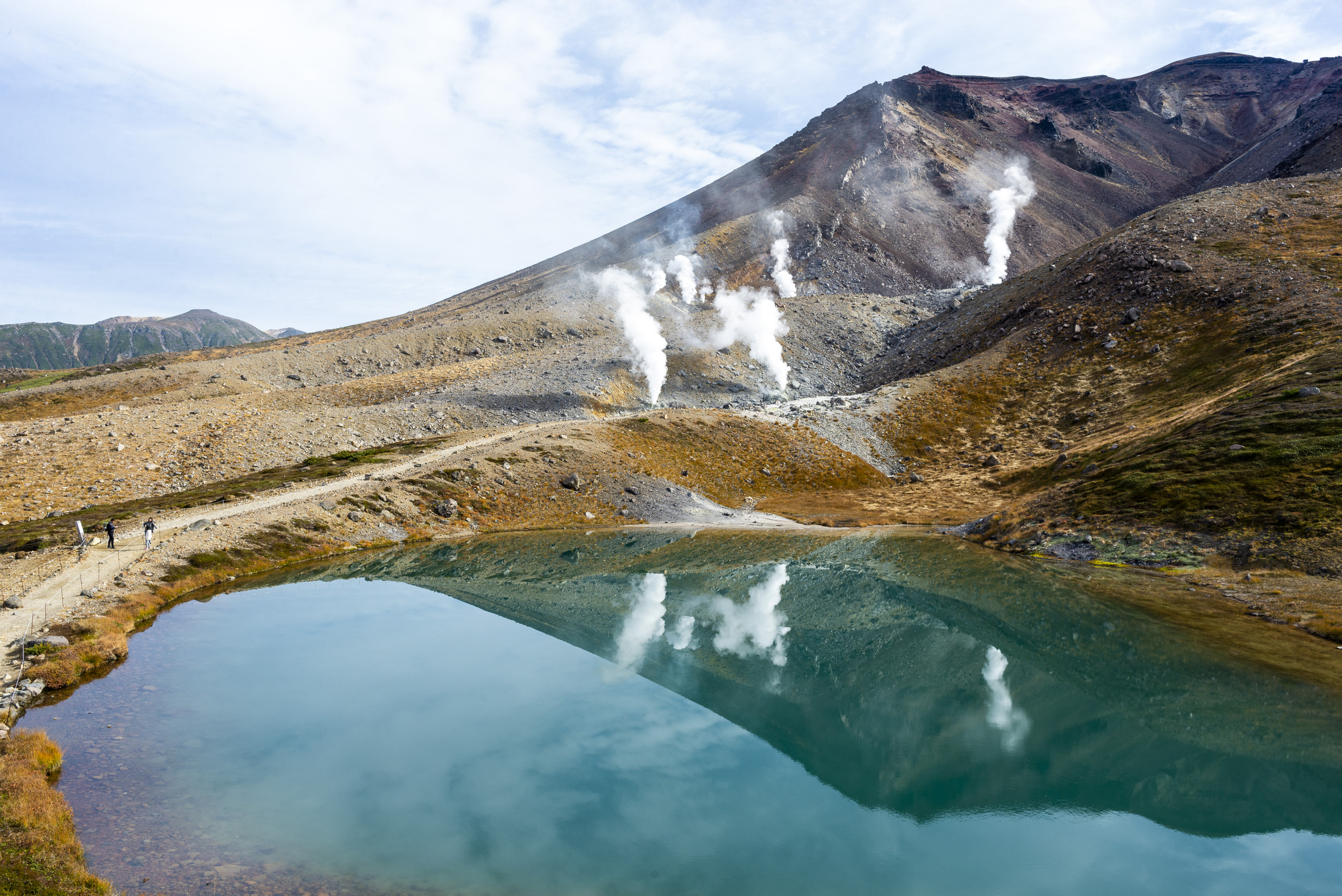 Hokkaido is Japan voor gevorderden. Dit ruige eiland in het noorden is de perfecte bestemming voor wie van weidse landschappen, wildlife en winter houdt. Hier geen metrostations of neonstraten, maar uitgestrekte nationale parken, zwavelrijke heetwaterbronnen en vulkanische bergtoppen. 