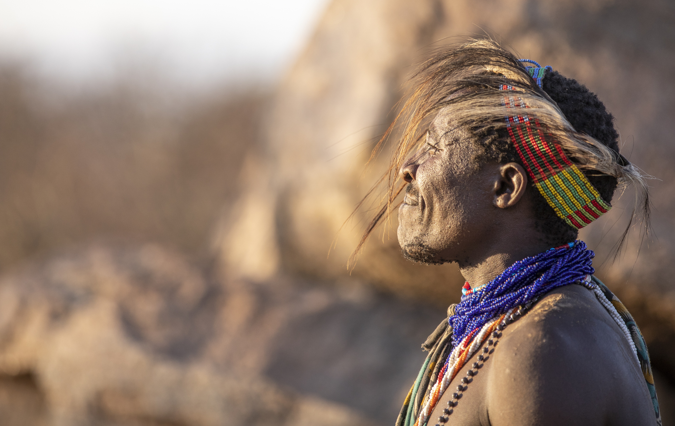 Aan de oevers van het Tanzaniaanse Eyasimeer leven de Hadza, een van de laatste volwaardige jager-verzamelaarsgemeenschappen ter wereld. Met pijl en boog trekken ze de bush in om kleine dieren te jagen en eetbare wortels te verzamelen.