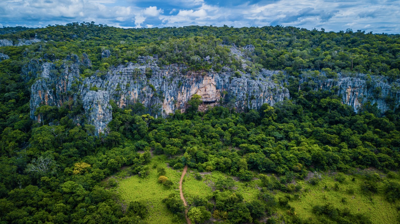 In de Braziliaanse deelstaat Minas Gerais ligt een landschap dat leest als een geologielesboek. De Peruaçu-kloof herbergt diepe canyons, spectaculaire kalksteenbogen en grotten die versierd zijn met prehistorische rotsschilderingen. 