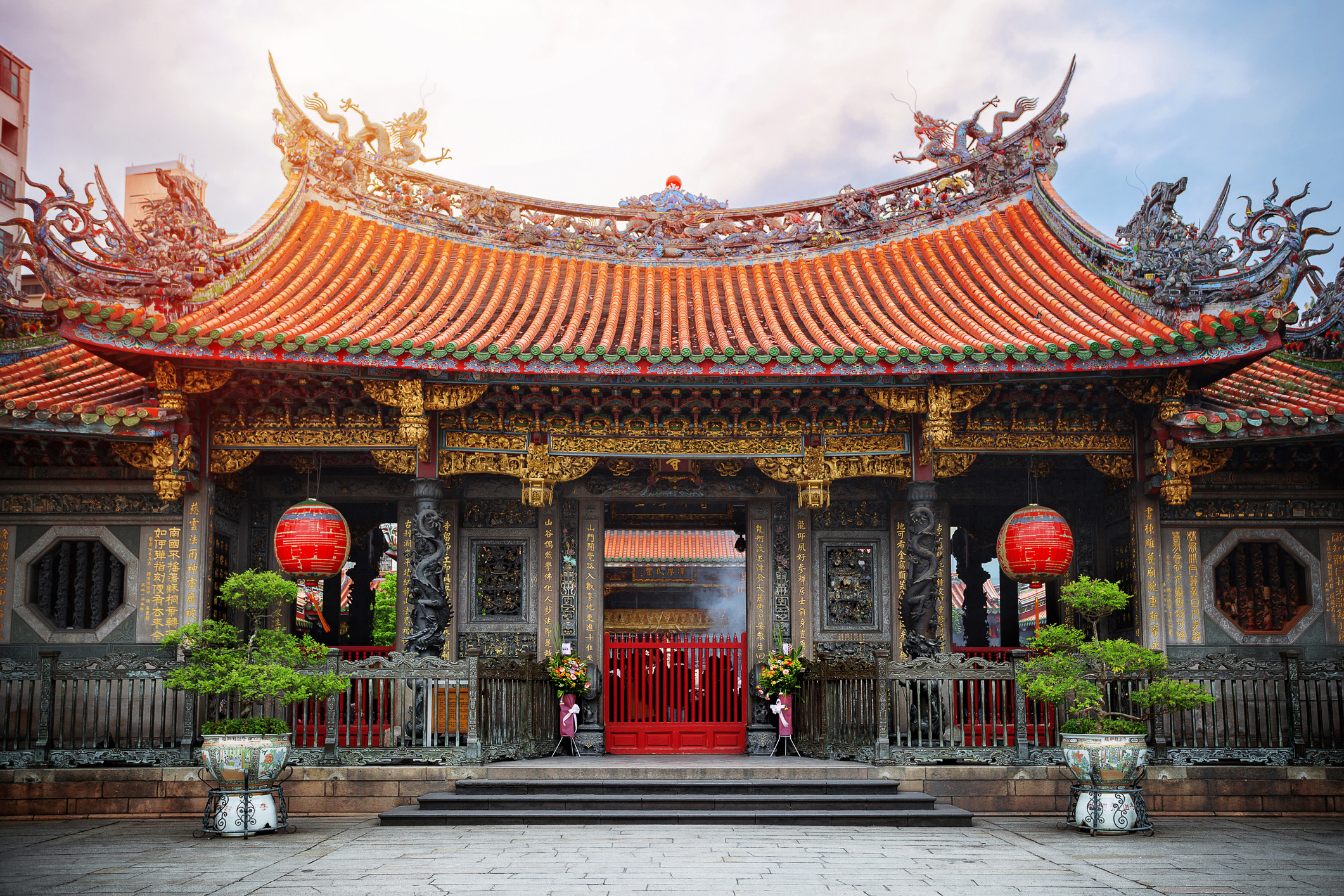 Taiwan barst van het cultureel erfgoed. In Taipei is de Longshan Temple een iconische plek waar dagelijks gebeden en rituelen plaatsvinden door gelovigen die offers brengen en bidden voor voorspoed. 