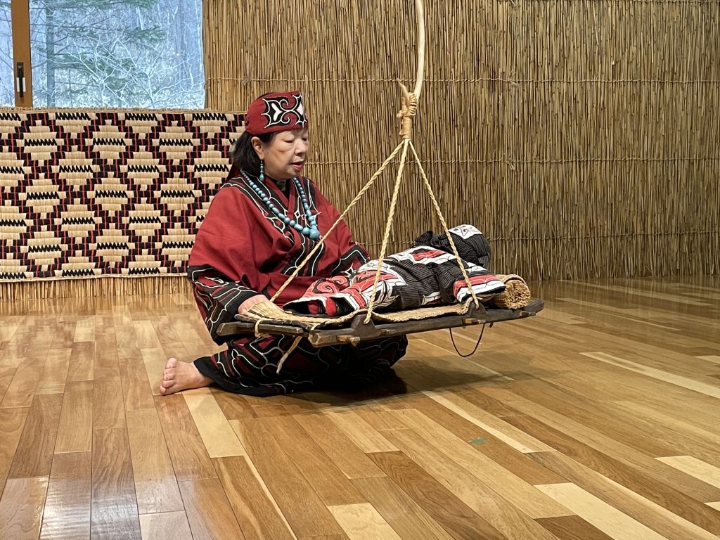 De Ainu zijn de oorspronkelijke bewoners van het noordelijke Japanse eiland Hokkaido. Jarenlang werd hun cultuur onderdrukt, maar recent is er meer erkenning gekomen en wordt hun erfgoed actief behouden. In het Upopoy National Ainu Museum kun je kennismaken met de Ainu-taal, muziek en ambachten.