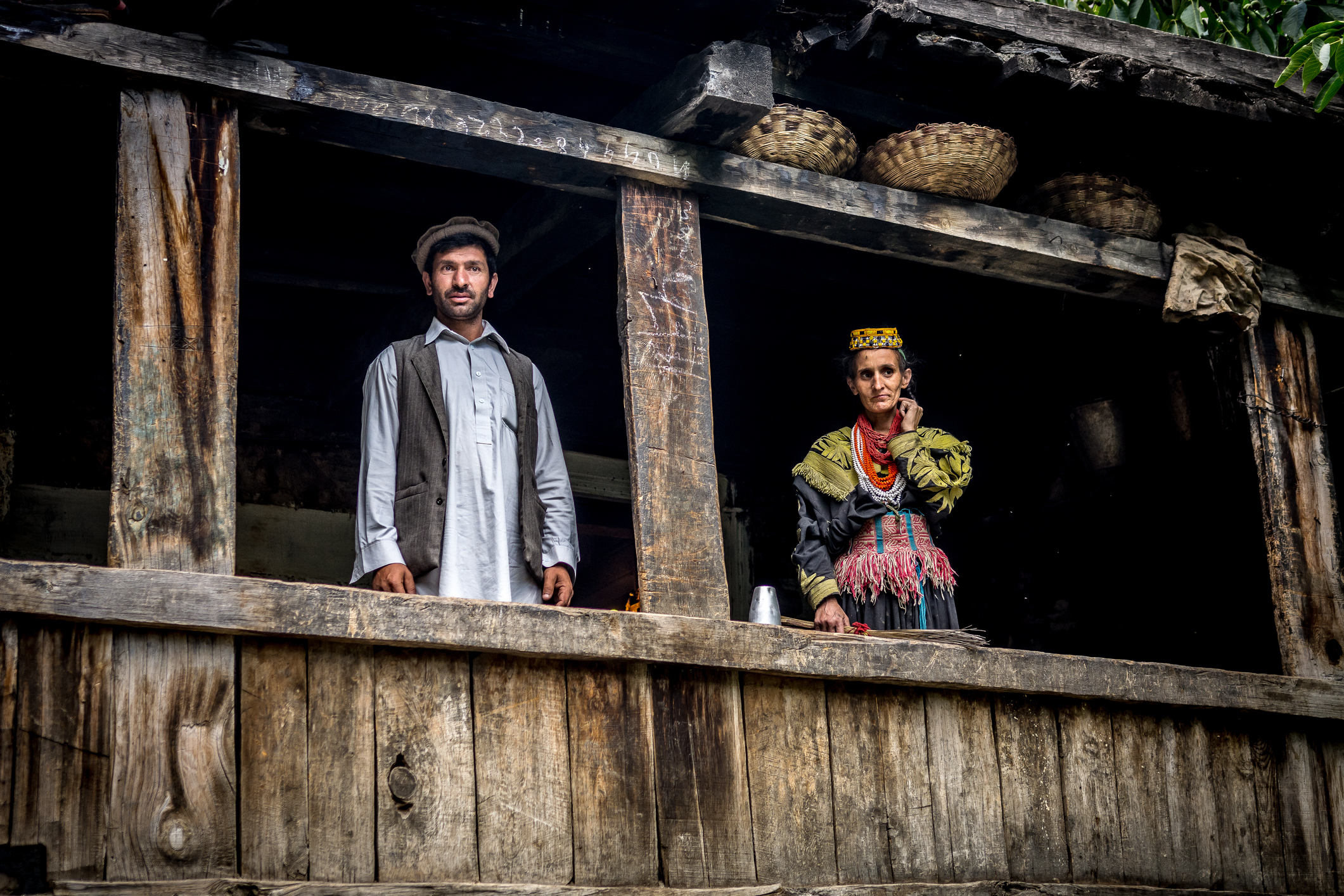 In een afgelegen vallei in het noordwesten van Pakistan leeft de Kalash-gemeenschap, met een cultuur die fundamenteel verschilt van de islamitische meerderheid: polytheïsme, kleurrijke kledij en wijnproductie maken hier deel uit van het dagelijks leven.