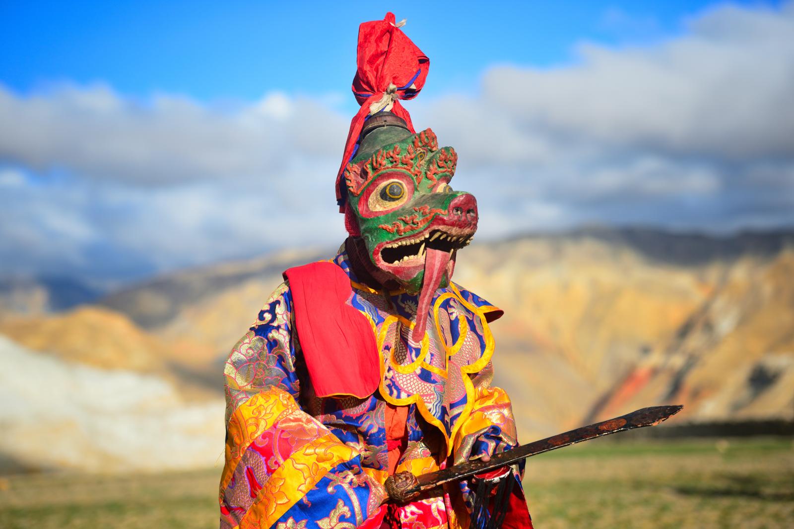In het voormalige koninkrijk Mustang, aan de Tibetaanse zijde van de Himalaya, ligt het stadje Lo Manthang. Elke lente komt deze afgelegen plaats tot leven tijdens het Tiji-festival, een eeuwenoude boeddhistische ceremonie waarbij monniken in kleurrijke gewaden dansen om het kwaad te verdrijven.
