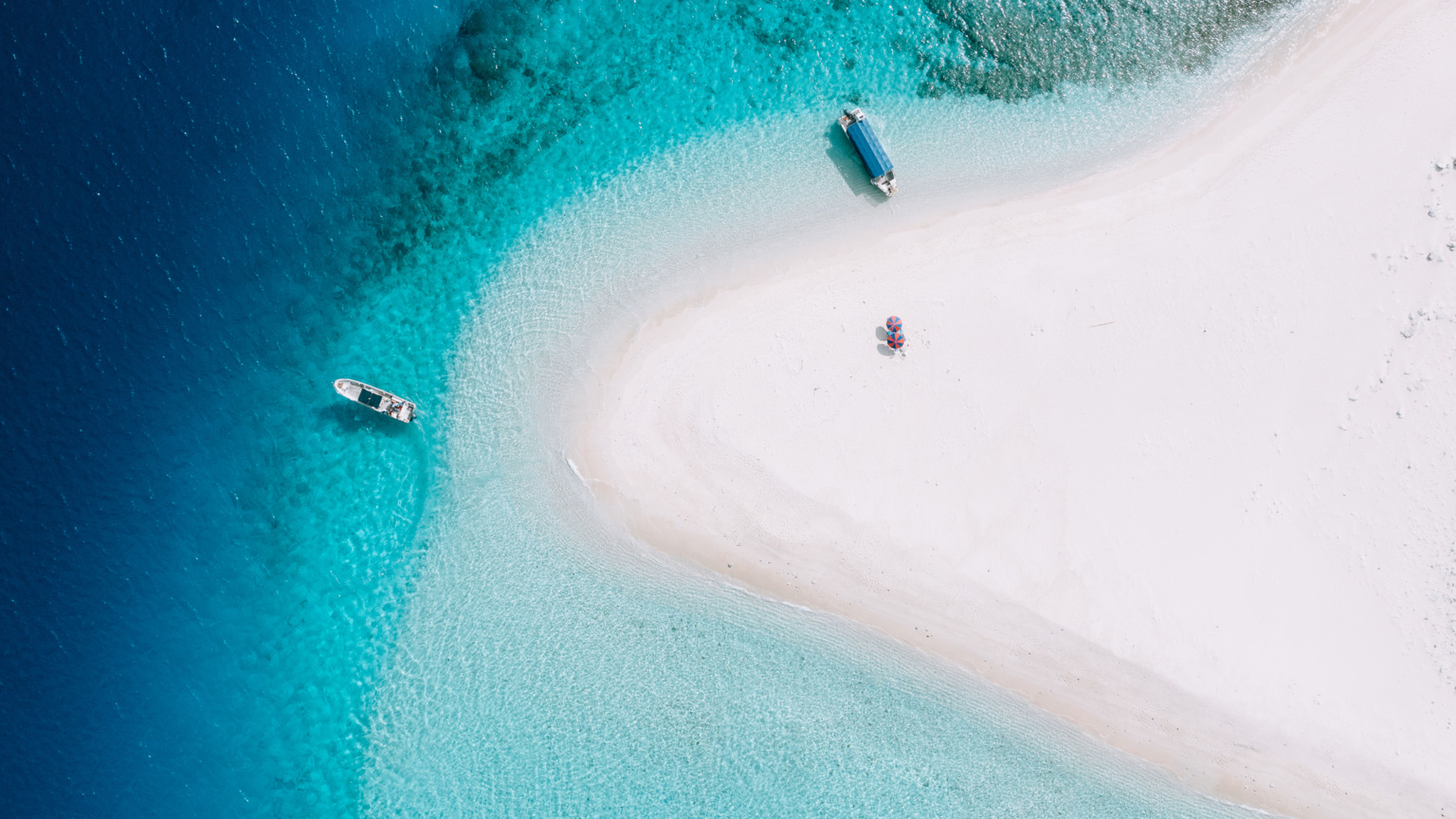 Okinawa is Japans eilandleven op z’n meest ontspannen: witte zandstranden, palmbomen, koraalriffen, maar ook een cultuur die anders is dan op het vasteland. Ooit was dit een onafhankelijk koninkrijk (Ryukyu), met een eigen taal, keuken en rituelen. De sfeer is hier losser, het tempo lager en het klimaat subtropisch.