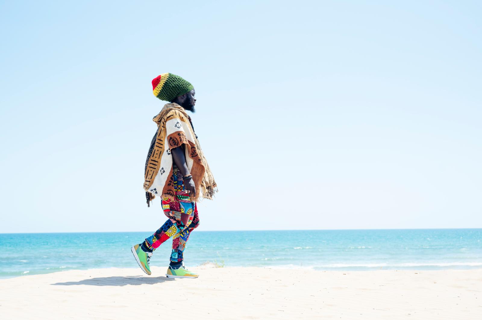 Bij rasta’s denk je misschien aan reggae, dreadlocks en cannabis, en dat klopt allemaal. Maar er schuilt meer achter hun manier van leven, dicht bij de natuur. Rasta’s zijn geen inheemse bevolkingsgroep in strikte zin, maar wel een spirituele beweging met diepe culturele wortels. 