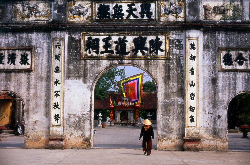 In de bergen van Noord-Vietnam ligt het hart van de Trúc Lâm-zen-traditie, een pelgrimscultuurlandschap dat spiritualiteit ademt. Pagodes balanceren op bergtoppen, tempels liggen verscholen in bossen en duizenden treden leiden je naar spirituele hoogten. 