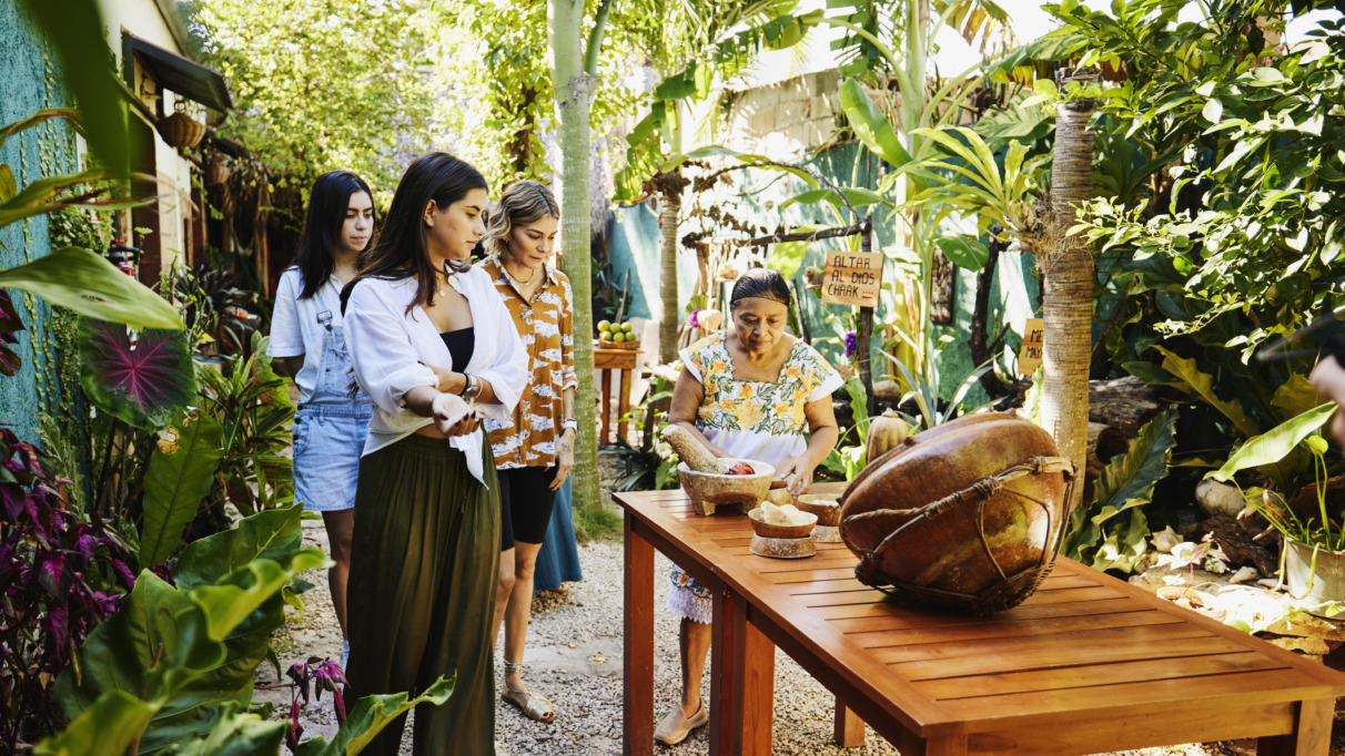 Vrienden bezoeken een kookworkshop van de Maya in Midden-Amerika
