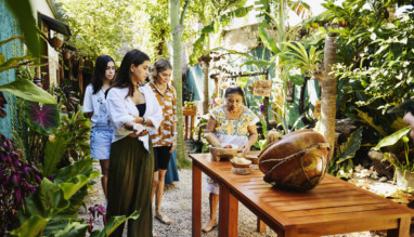 Vrienden bezoeken een kookworkshop van de Maya in Midden-Amerika