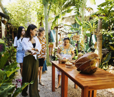 Vrienden bezoeken een kookworkshop van de Maya in Midden-Amerika