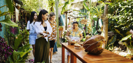 Vrienden bezoeken een kookworkshop van de Maya in Midden-Amerika