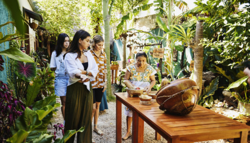 Vrienden bezoeken een kookworkshop van de Maya in Midden-Amerika
